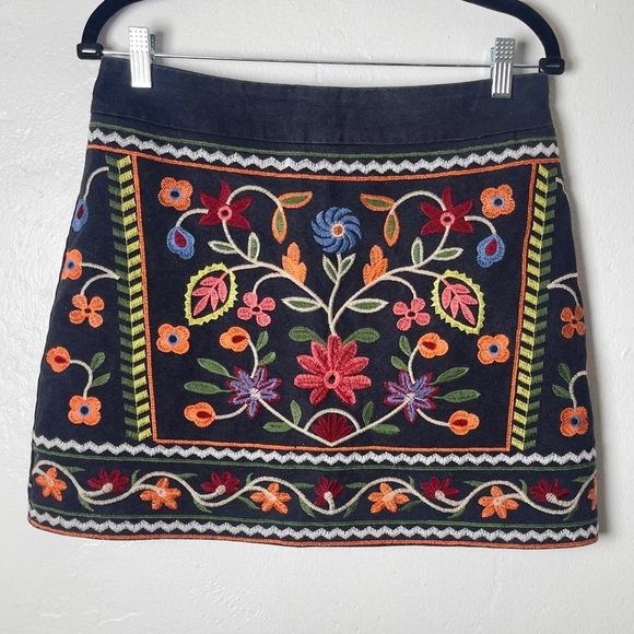 Ally Colorful Embroidered Floral Black Mini Skirt Size 8 - Picture 2 of 7